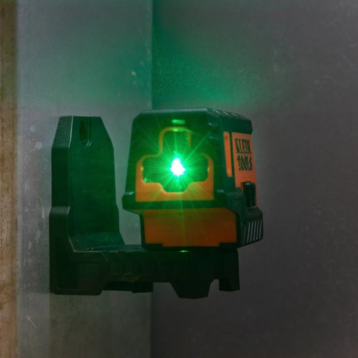 Klein 93MCLPG Compact Green Cross-Line Laser Level with Plumb Spot - Image 8