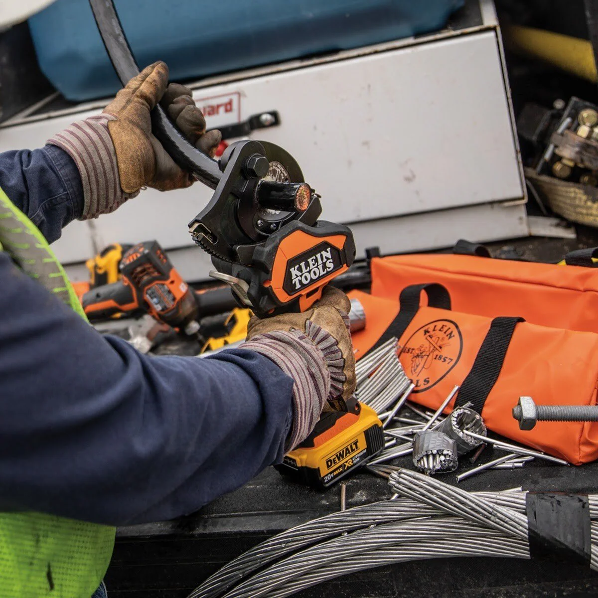 Klein BAT20GD14H Battery-Operated EHS Closed-Jaw Cutter Kit 20V 4 Ah (2 Batteries) - Image 8